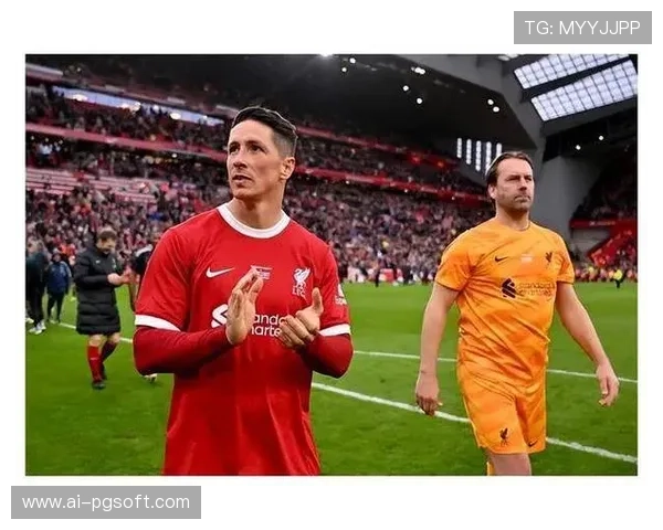 利物浦球迷高歌致敬杰拉德,安菲尔德气氛热烈 利物浦球迷高歌致敬杰拉德,安菲尔德气氛热烈